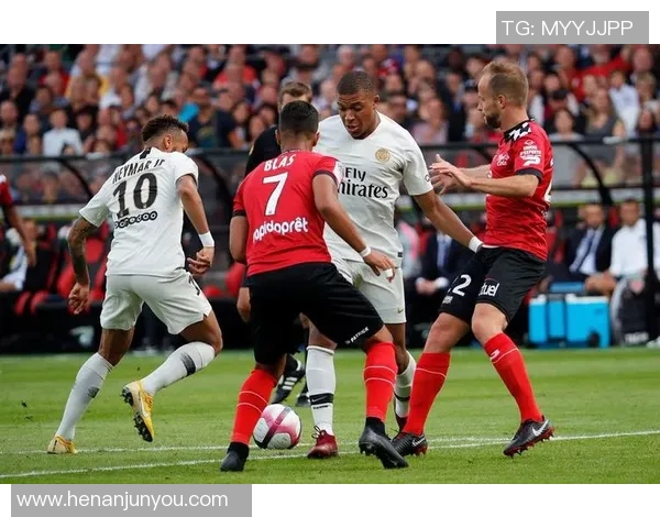 甘冈与瓦朗谢激战正酣谁能在法甲赛场上笑到最后