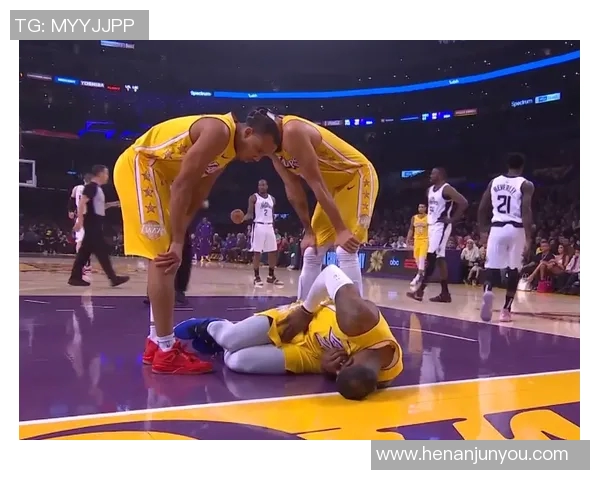 贝弗利与詹姆斯的对决谁能笑到最后篮球场上的激烈碰撞与精彩瞬间 贝弗利与詹姆斯的对决谁能笑到最后篮球场上的激烈碰撞与精彩瞬间