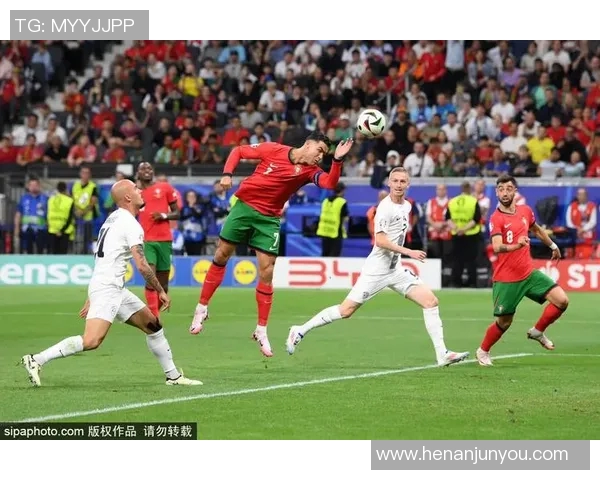 球迷疯狂冲场内抢C罗球衣欧冠赛场上演奇葩一幕